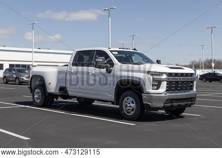 Indianapolis - Circa March 2023: Chevrolet Silverado 3500 Hd Dually. Chevy Offers The Silverado 3500