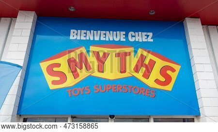 Bordeaux , Aquitaine  France - 03 19 2023 : Smyths Toys Superstores Entrance Panel Logo Text And Bra