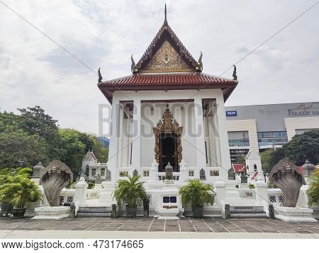 Bangkok, Thailand- 17 Feb, 2023: Wat Pathum Wanaram Temple Is Located Between The Two Shopping Malls