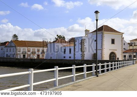 Alcochete, Lisbon, Portugal- November 21, 2022: Typical Colorful Houses Next To The Tagus River In A