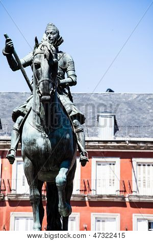 Brązowy posąg konny króla Filipa III od 1616 na Plaza Mayor w Madrycie, Hiszpania.