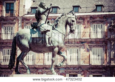 Brązowy posąg konny króla Filipa III od 1616 na Plaza Mayor w Madrycie, Hiszpania.