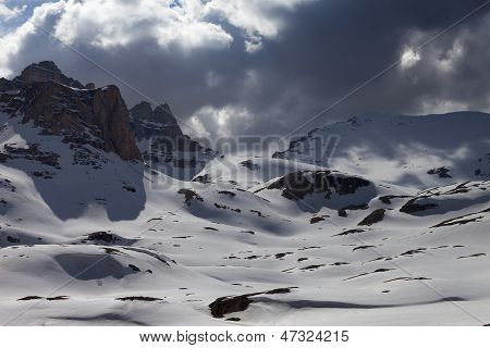 Snowy gór w chmury