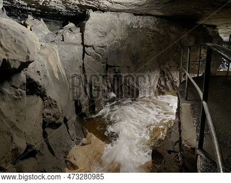 The St. Beatus Caves - A Natural Wonder By Lake Thun (st. Beatus-höhlen - Das Naturwunder Am Thuners