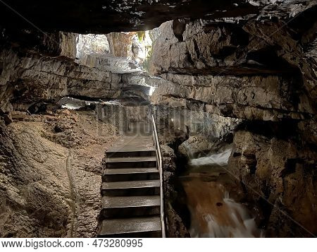 The St. Beatus Caves - A Natural Wonder By Lake Thun (st. Beatus-höhlen - Das Naturwunder Am Thuners