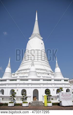 Bangkok, Thailand- 14 Feb, 2023: View Of Grand, Whitewashed Stupa In Wat Prayoon, Bangkok. It Sits O