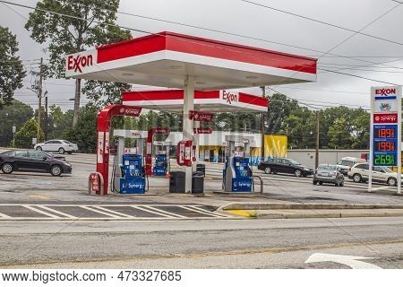 Decatur, Ga Usa - 07 07 20: Glenwood Road Atlanta Georgia Exxon Gas Price 1.89 A Gallon