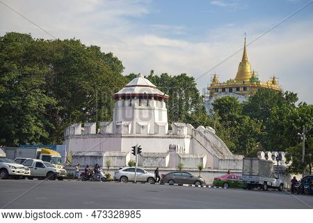 Bangkok, Thailand - December 13, 2016: View Of The Ancient Mahakarn Fortress And The Chedi Of The Te
