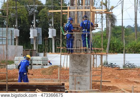 Ilheus, Bahia, Brazil - October 7, 2022: Workers During Construction Of A Polyclinic Of The Estada D