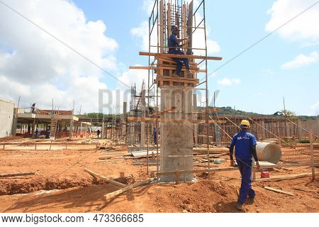 Ilheus, Bahia, Brazil - October 7, 2022: Workers During Construction Of A Polyclinic Of The Estada D