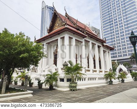 Bangkok, Thailand- 17 Feb, 2023: Wat Pathum Wanaram Temple Is Located Between The Two Shopping Malls