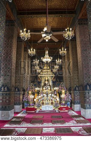 Bangkok, Thailand- 17 Feb, 2023: Golden Buddha Stuatue In Wat Pathum Wanaram Temple Which Is  Locate