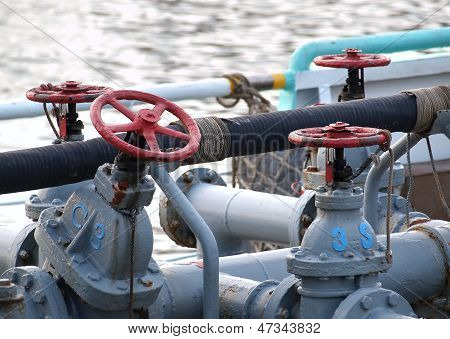 Navio de abastecimento diesel com tubos e válvulas