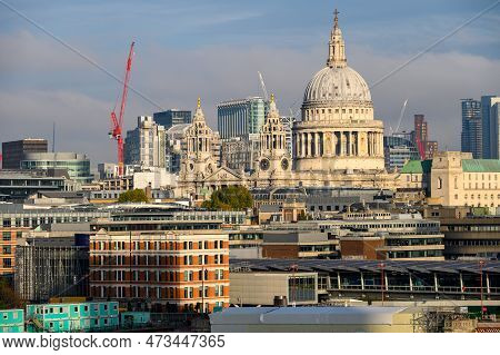 London - November 13, 2022: Enjoy A View Of The Cityscape And St Paul\'s Cathedral From The Oxo Towe