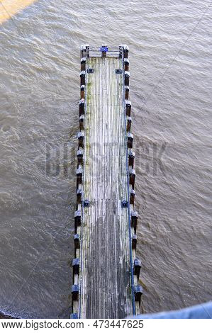 Get A Stunning Bird\'s Eye View Of London\'s River Thames And A Jetty As Seen From The Oxo Tower. Di