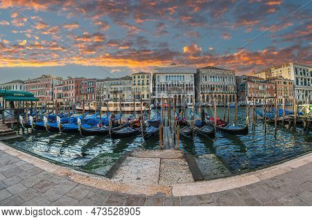 Venice, Italy - March 16, 2023: Gondola Station Traghetto Di Riva Del Vin (sestiere Di San Polo) On 