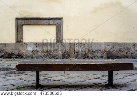 2022 12 28 Milano Empty Bench With Frame