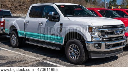 Monroeville, Pennsylvania, Usa March 26, 2023 A Two Toned Ford F250 Pick Up Truck For Sale At A Deal