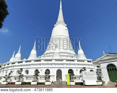 Bangkok, Thailand- 14 Feb, 2023: View Of Grand, Whitewashed Stupa In Wat Prayoon, Bangkok. It Sits O