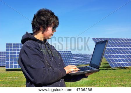 Mladý muž ve střední fotovoltaických.