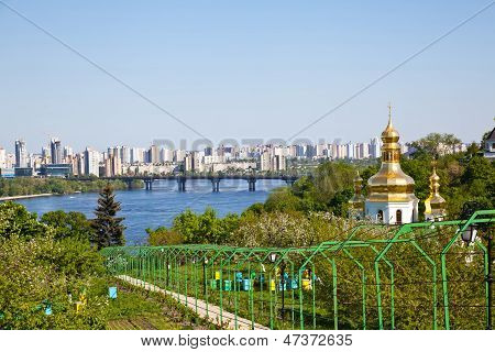 Kiev Pechersk Lavra kolostor és a Dnyeper-folyó