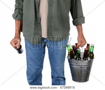 Nærbillede af en mand i jeans med en spand øl i den ene hånd og en enkelt flaske i den anden. Ma
