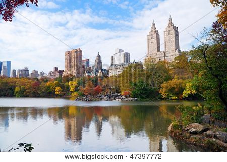 New Yorkban Manhattan központi Park panoráma felhőkarcolók és színes őszi tó a fák wit