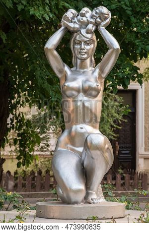 Evpatoria, Crimea - August 4, 2021: Monument To Motherhood In Evpatoria. Sculptor Alexey Shmakov, 20