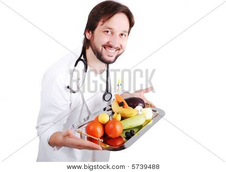 Giovane maschio medico Advicing sano cibo naturale