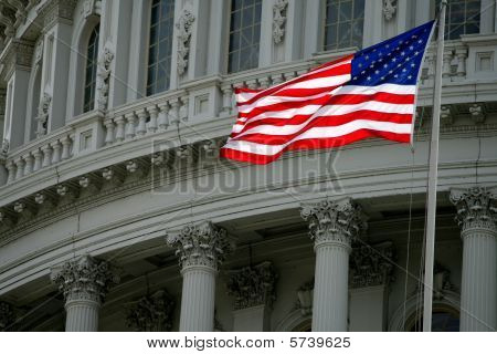 Drapeau américain et le dôme du Capitole