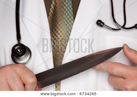医生用听诊器手持一大把刀