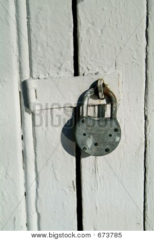 Detail van de deur met hangslot