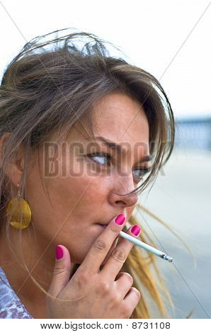 belle jeune fille fume