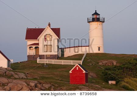 Nubble fyr York Maine vid solnedgången