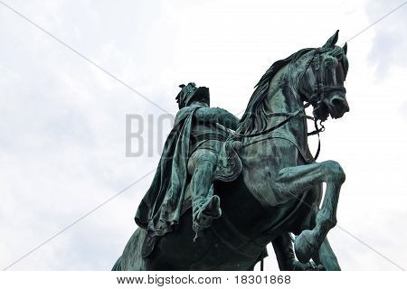 Monument d'un cavalier sur un cheval