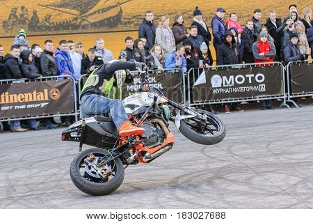 St. Petersburg Russia - 15 April, Biker in front of spectators on the rear wheel,15 April, 2017.
International Motor Show IMIS-2017 in Expoforurum.
Sports motorcycle show of bikers on the open area.