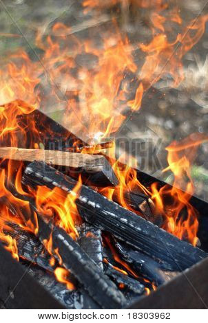 Rosso fuoco che brucia In un Barbecue