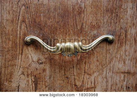 Antiquariato d'oro maniglia alla porta in legno