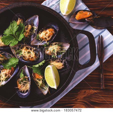 Baked Shellfish Mussels With Cheese, Cilantro And Lime
