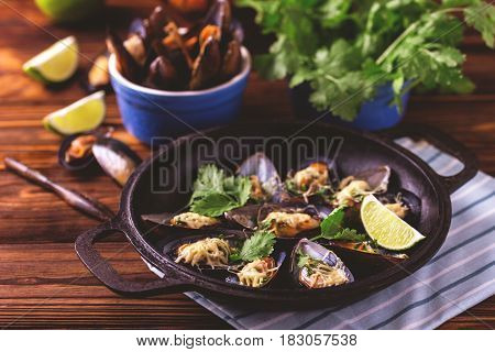 Baked Shellfish Mussels With Cheese, Cilantro And Lime