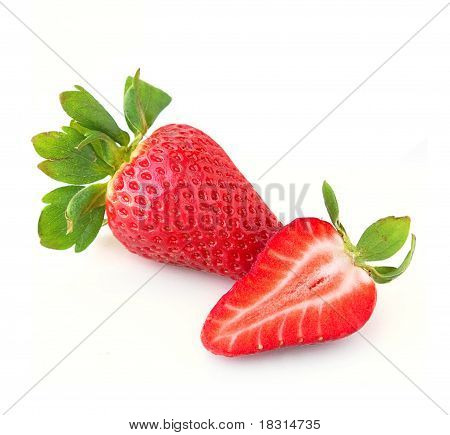 2 딸기, 흰 배경에 전체와 얇게 썬 조각.