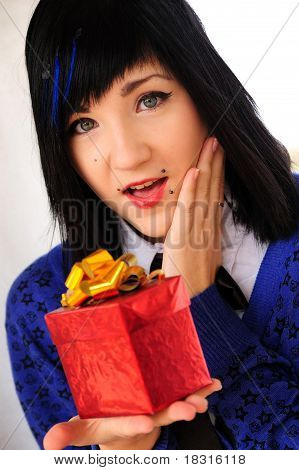 brunette ตาสีฟ้า