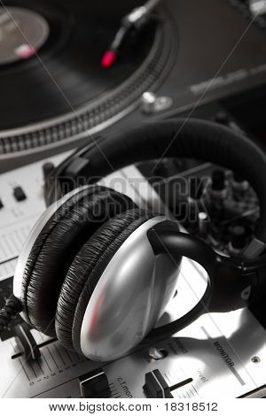 Cuffie dinamiche posa sul Controller di miscelazione