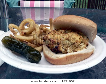 Crabcake-Sandwich mit Pommes frites und Gurke 3