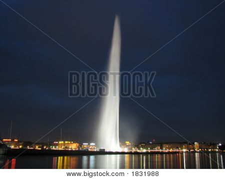 Jet d'eau, Lago di Ginevra, Svizzera di notte