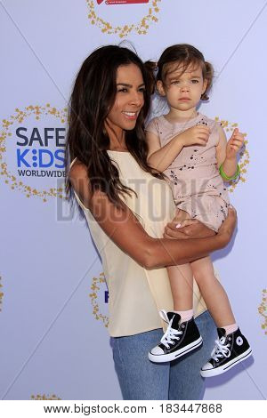 LOS ANGELES - APR 23:  Terri Seymore, Coco Seymour-Mallon at the Safe Kids Day at the Smashbox Studios on April 23, 2017 in Culver City, CA