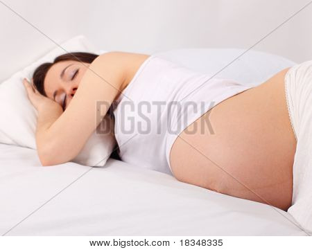 睡在床上的孕妇