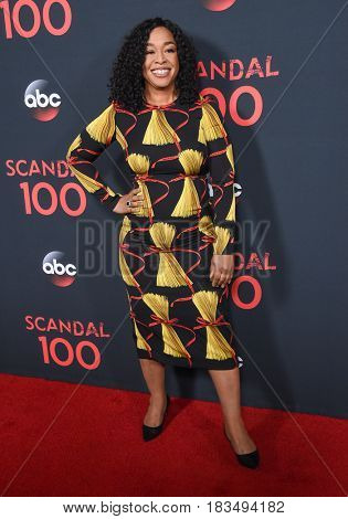 LOS ANGELES - APR 08:  Shonda Rhimes arrives to the 