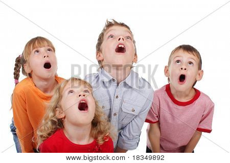 Surpris par les enfants en levant isolated on white