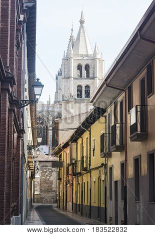 Leon (Castilla y Leon Spain): historic street with the cathedral in background